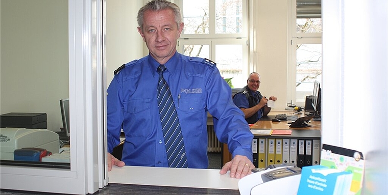 Polizeichef Roland Jenni hinter dem neuen Schalter an der Landstrasse.bär