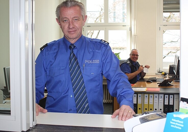 Polizeichef Roland Jenni hinter dem neuen Schalter an der Landstrasse.bär