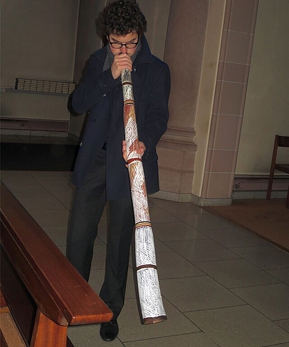 Jonas Ehrler am Didgeridoo. Jonas Ehrler am Didgeridoo.
