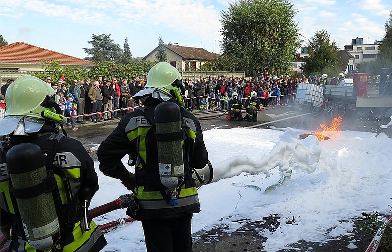 Löscheinsatz Das Feuer, das am Unfallort ausgebrochen ist, wird rasch unter Kontrolle gebracht und gelöscht. Fotos: Mü
