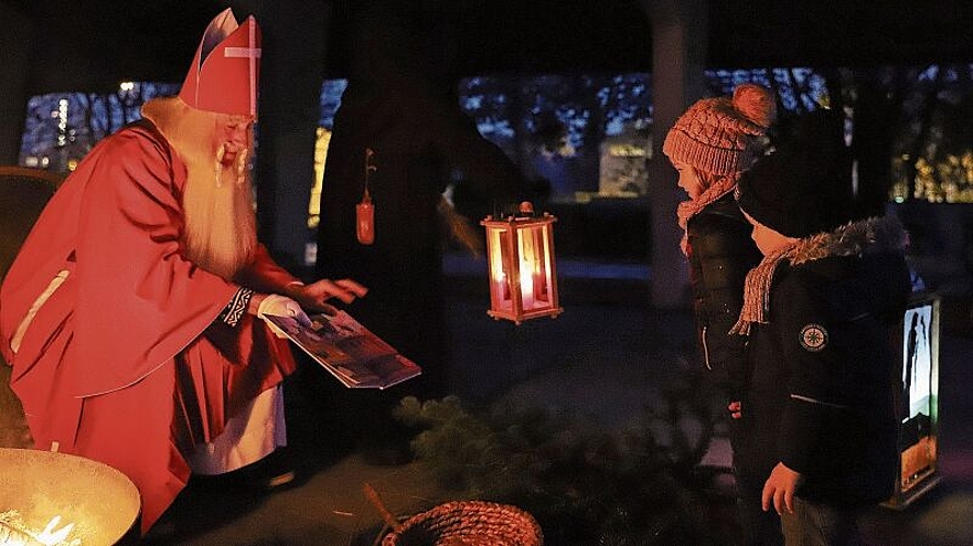 Der Samichlaus erzählt den Kindern eine Geschichte.