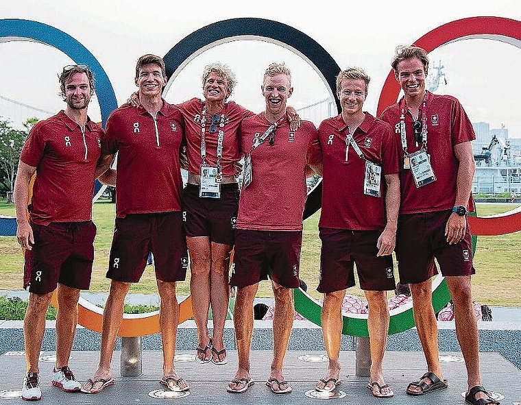 Scott Bärlocher (links) mit dem «Vierer ohne»-Team samt Trainerin. (Bild: zVg)