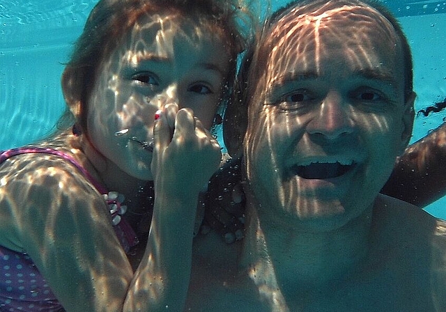 Michael Schatzmann mit seiner achtjährigen Tochter Ayana am Baden, einem der Angebote am Vater-Kind-Wochenende. zVg