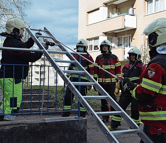 Rolf Döbeli (l.) erklärt, wie man einen Sicherungspunkt an der Leiter anbringt.  ihk