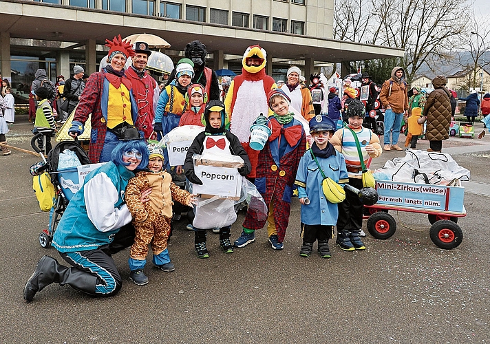 Mit einem Mini-Zirkus macht die Gruppe auf das enge Platzverhältnis auf der Zirkuswiese aufmerksam.
