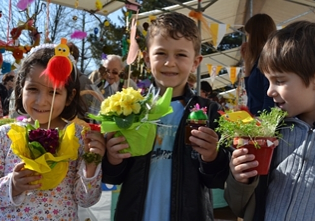 Stolz zeigen Elif (5), Abidin (6) und Brokopios (6) einige ihrer Werke (v.l.).Foto: ll