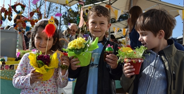 Stolz zeigen Elif (5), Abidin (6) und Brokopios (6) einige ihrer Werke (v.l.).Foto: ll