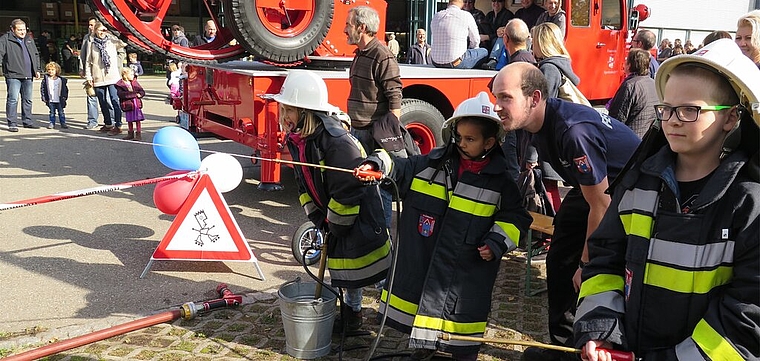 Auch die kleinen Gäste der Feier kamen nicht zu kurz und durften eifrig löschen. Foto: ska