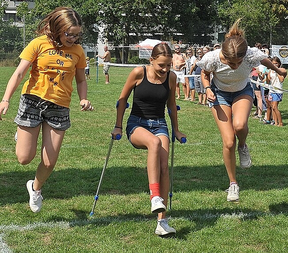 Jahrgang 2003/2004: <em>Jana, Leonie und Zoë hüpfen gemeinsam ins Ziel.</em>
