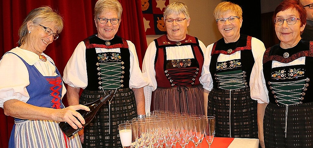 Trachtengruppe Spreitenbach <em>servierte den Apéro: Röse Rohner in der Werktagstracht und Hanni Muntwyler, Vreny Treichler, Heidi Schär sowie Gertrud Ladurner in der Festtagstracht (v. l.).Melanie Bär</em>
