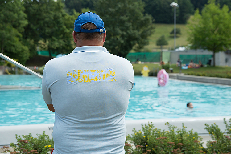 Der Badmeister: Sommerferien bedeuten für ihn viel Arbeit. (Barbara Scherer)
