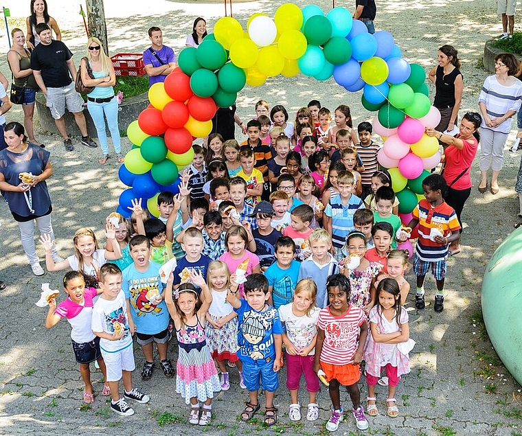 Unter einem farbigen Luftballon-Bogen wurden die Erstklässler begrüsst. Foto: zVg