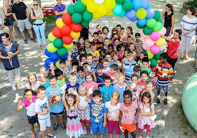 Unter einem farbigen Luftballon-Bogen wurden die Erstklässler begrüsst. Foto: zVg