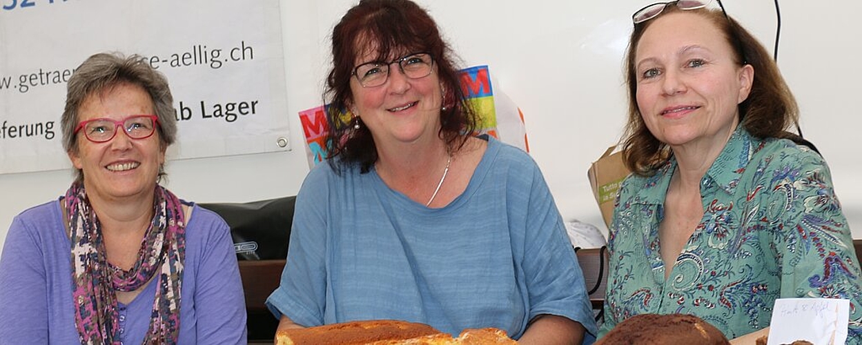 Vreni Gisler, Betty Egloff und Erika Mittner buken und verkauften Kuchen.
