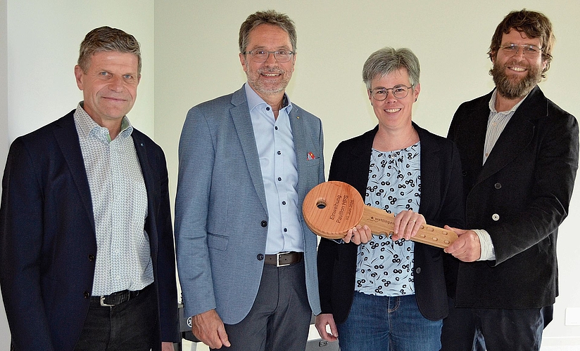 Die Gemeinderäte Martin Egloff und Christian Wassmer (l.) übergeben den Schlüssel an das Schulleiter-Duo Anita Baumgartner und Robert Quarella.ihk Die Gemeinderäte Martin Egloff und Christian Wassmer (l.) übergeben den Schlüssel an das Schulleiter-Duo Anita Baumgartner und Robert Quarella.ihk