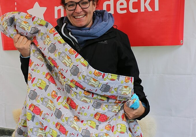 Simone Maurer mit einer selbst genähten Decke. 