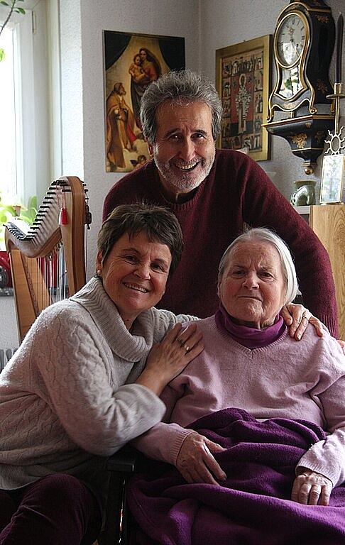 Menga Taiana-Wilhelm mit ihrer Tochter Manga Asaridis-Taiana (links) und dem Schwiegersohn Vassili Asaridis (hinten). Melanie Borter