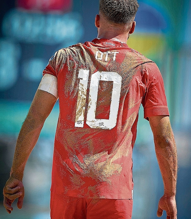 Noel Ott hat den Fussball im Sand zu seiner Paradedisziplin gemacht. zVg