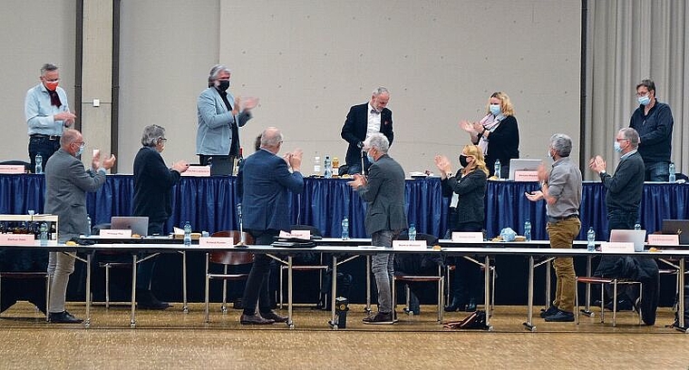 Standing Ovation zum Schluss für ER-Präsident Pauli.  Robin Schwarz