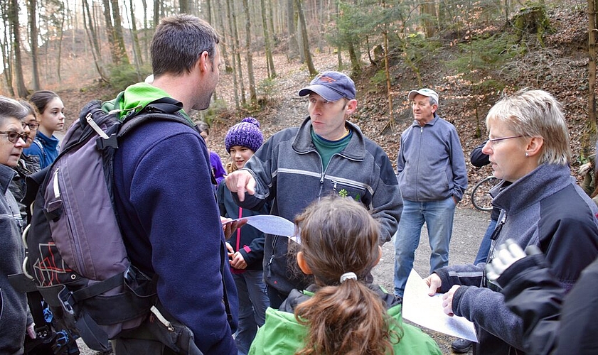 Revierförster Peter Muntwyler (M.) instruiert die Helfer zu Beginn der Waldreinigung. Fotos: sw

