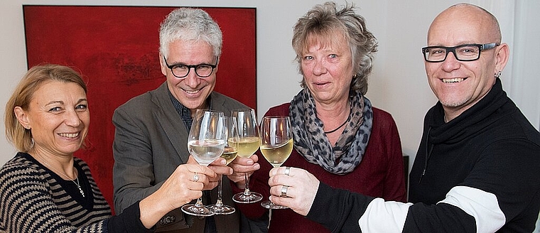 Markus Maibach nach der Wahl mit Nationalrätin Yvonne Feri, Frau Kathrin und SP-Co-Präsident Christian Oberholzer (v.l.).Spichale