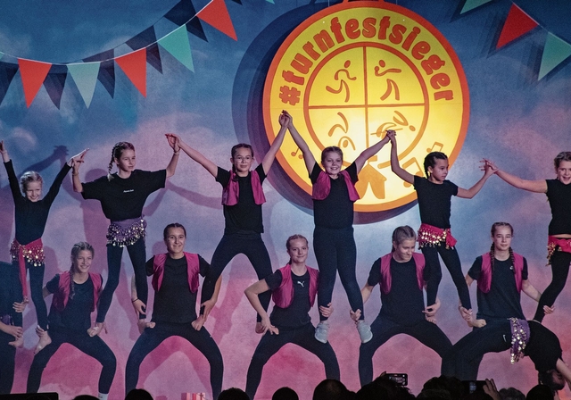 Die Mädchenriege zeigt ihre Pyramide.  zVg