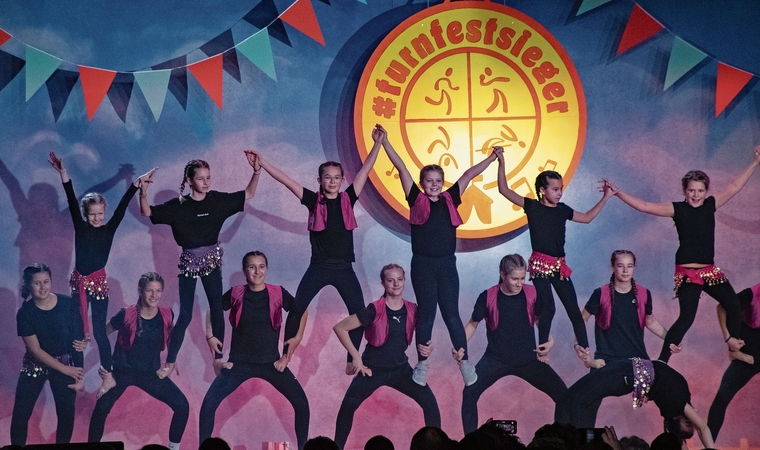 Die Mädchenriege zeigt ihre Pyramide.  zVg