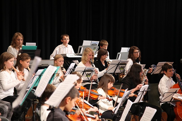 150 musizierende Kinder spielten bei der Feier zum 40-Jahr-Jubiläum der Musikschule Würenlos an 38 Konzerten. Fotos: sw