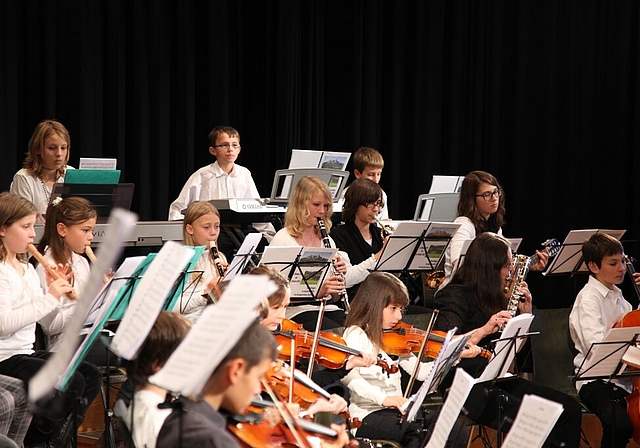 150 musizierende Kinder spielten bei der Feier zum 40-Jahr-Jubiläum der Musikschule Würenlos an 38 Konzerten. Fotos: sw
