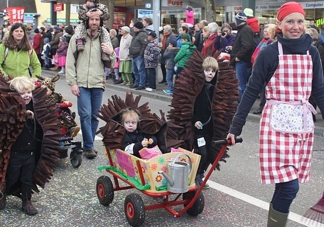 Eine Igel-Bande am Fasnachtsumzug durch die Landstrasse.