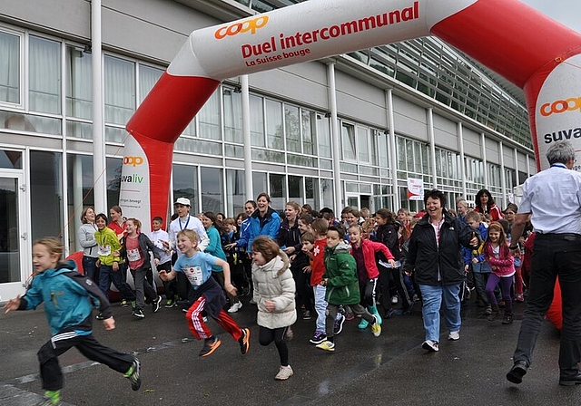 250 Mittel- und Oberstufenschüler starten mit ihrer Schulklasse am 7. Mai zum 5-Kilometer-Lauf.Fotos: Sandra Frauenfelder Vizeammann Antoinette Eckert und OK-Präsident Franz-Beat Schwere. Foto: bär Die ganze Bevölkerung ist zum Mitbewegen eingela