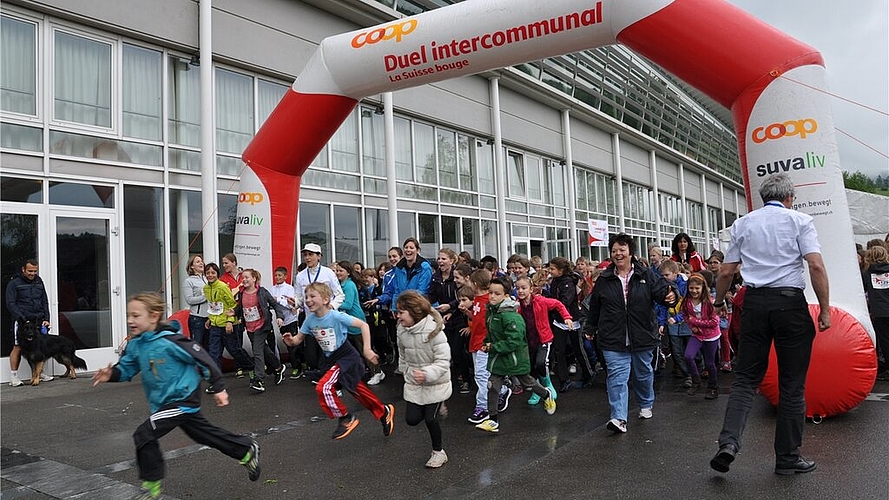 250 Mittel- und Oberstufenschüler starten mit ihrer Schulklasse am 7. Mai zum 5-Kilometer-Lauf.Fotos: Sandra Frauenfelder Vizeammann Antoinette Eckert und OK-Präsident Franz-Beat Schwere. Foto: bär Die ganze Bevölkerung ist zum Mitbewegen eingela 250 Mittel- und Oberstufenschüler starten mit ihrer Schulklasse am 7. Mai zum 5-Kilometer-Lauf.Fotos: Sandra Frauenfelder Vizeammann Antoinette Eckert und OK-Präsident Franz-Beat Schwere. Foto: bär Die ganze Bevölkerung ist zum Mitbewegen eingeladen. Hundehalter am Start mit ihren Vierbeinern.