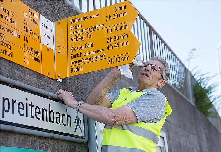 Jedes Wanderwegschild von Spreitenbach bis Wettingen muss glänzen.
