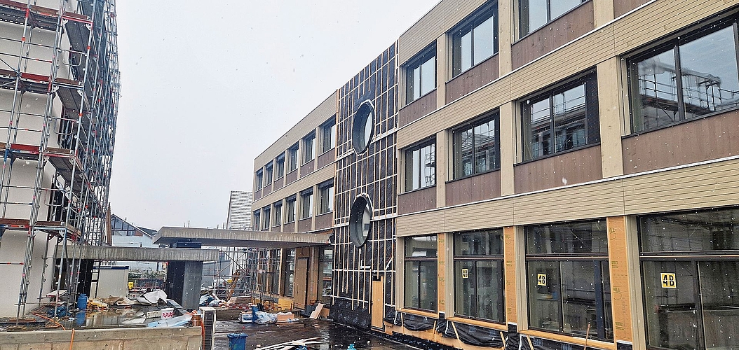 Blick auf die Fassade von Haus A. Hier wurde bereits das Gerüst abmontiert.zVg