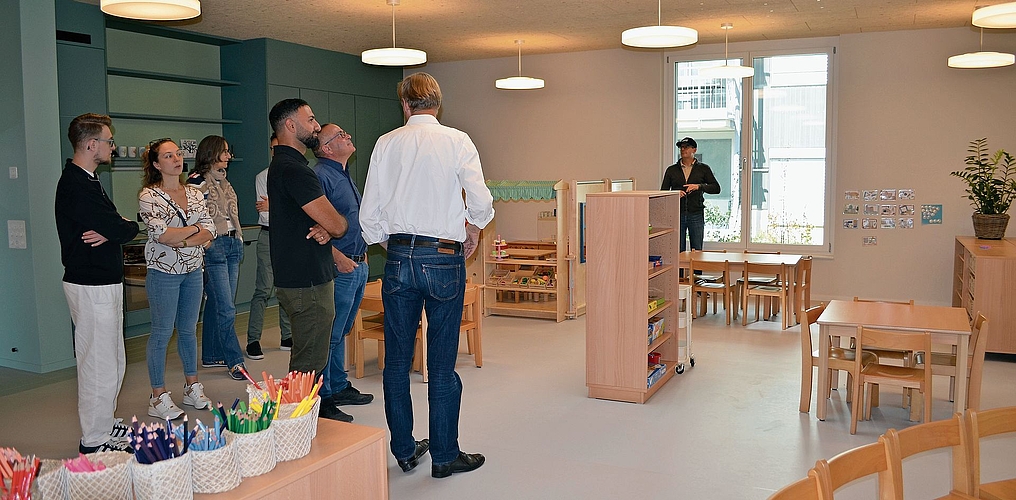 Der grosszügig gestaltete Kindergarten wird besichtigt.