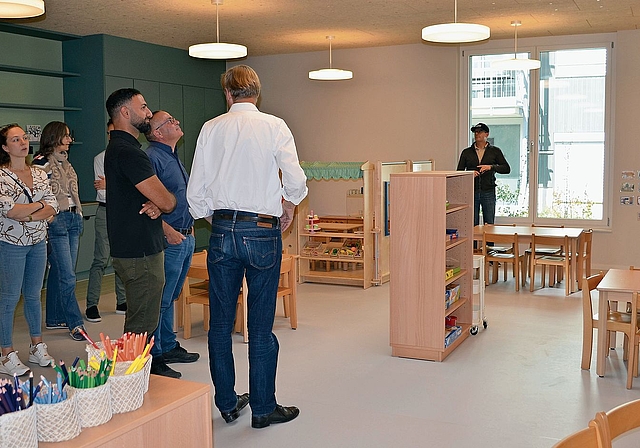 Der grosszügig gestaltete Kindergarten wird besichtigt.