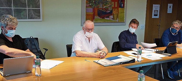 An der Medienkonferenz informierten Gemeindeammann Roland Kuster (2. v.l.) sowie die Gemeinderäte Sandro Sozzi, Martin Egloff und Philippe Rey (v. l.)Dieter Minder