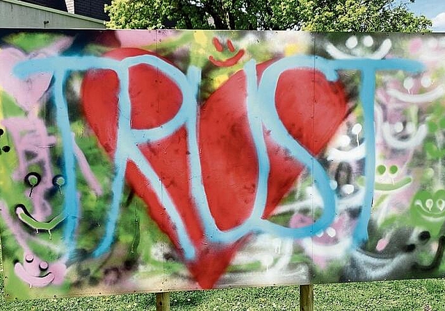 Eines der Bilder, die gemalt wurden, zeigt das Wort «Vertrauen».crb
