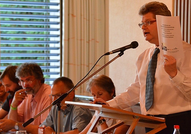 Kirchenpflegepräsident Roger Vogler präsentierte die Informationsbroschüre der diesjährigen Kirchgemeindeversammlung. Foto: sw