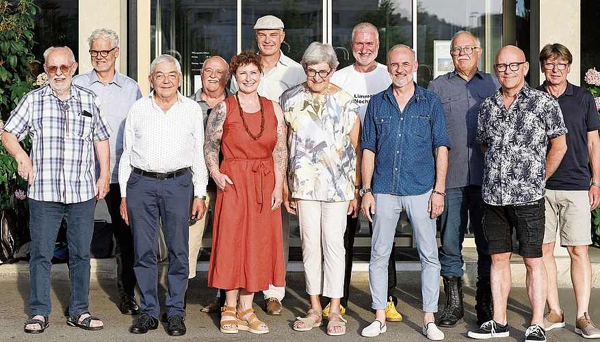 Ehemalige Ratspräsidentin und -präsidenten mit der amtierenden Präsidentin vor dem Rathaus. Alle zwei Jahre wird das Amt weitergegeben. sb