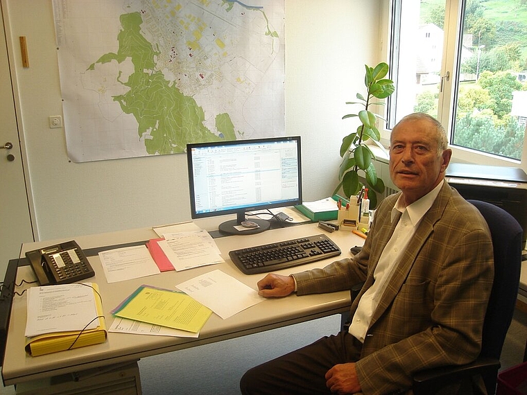 Vor 37 Jahren hatte er eigentlich nicht geplant, seine ganze Karriere als Bauverwalter von Spreitenbach zu verbringen: Leo Peterhans. Bild: Robin Schwarz
