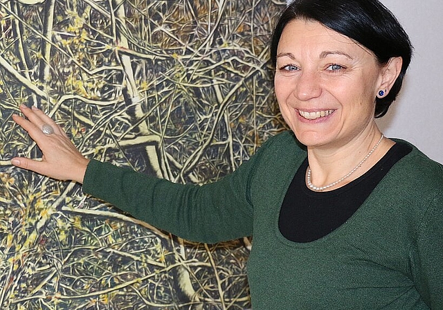 Yvonne Feri in ihrer Wohnung vor dem Gemälde «Gestrüpp» von Ursula Steinacher, das sie zum Abschied geschenkt bekam, «weil es mir so gut gefällt».Foto: bär