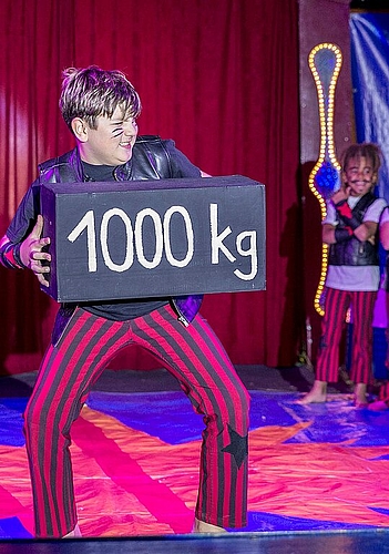 Starke Kinder: <em>Ein Gewichtheber.</em>