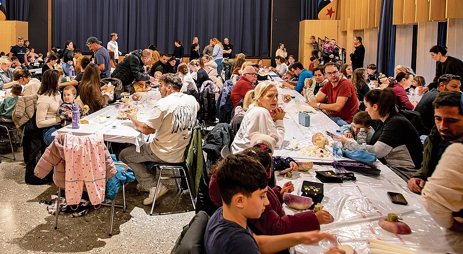 Gut besetzte Aula in Neuenhof. Hier wird geschnitzt und gespielt. Gut besetzte Aula in Neuenhof. Hier wird geschnitzt und gespielt.