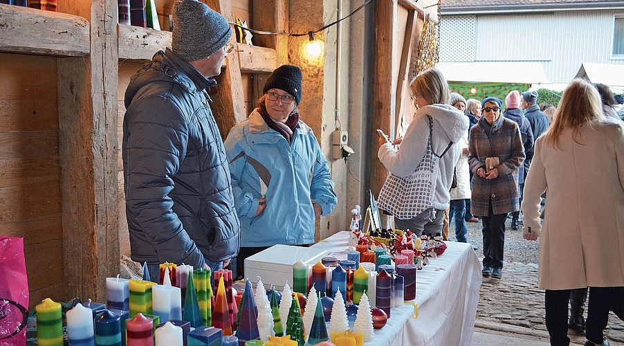 Farbige Kerzen gibt es in der Zentrumsscheune zu kaufen. ihk Farbige Kerzen gibt es in der Zentrumsscheune zu kaufen. ihk