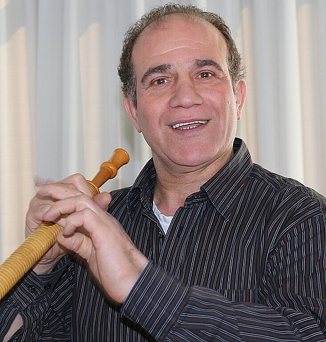 Teilnehmer <em>Fahr Hejjazi am Alphorn.</em>
