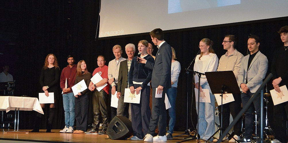 Liza Leuenberger, Gewinnerin des UBS-Kids Cup, wird von Moderator Calvin Stettler interviewt. Irene Hung-König