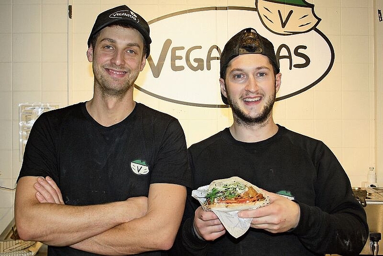 Setzen auf pflanzliche Pitas: Mirko Lupatini und Giuseppe Moranda in ihrem Laden am Zürcher HB. (Bild: Sibylle Egloff)