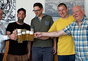 Stossen an: Regierungsrat/Landstatthalter Markus Dieth, Geschäftsführer Lukas Perro, VR-Präsident Thomas Benz,
VR-Mitglied Adrian Berchtold und Ehrenpräsident Walter Benz (v.l.).Peter Graf