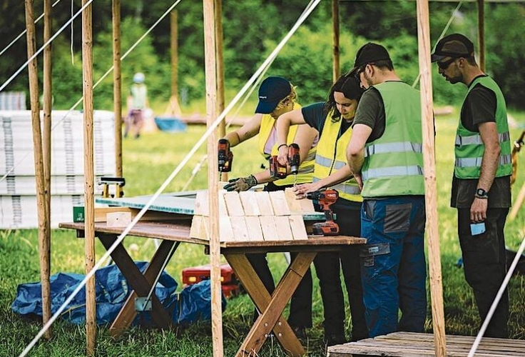 Gemeinsame Arbeit hier werden Bretter zusammengeschraubt. zVg